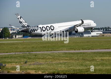 Präsentation en vol, Airbus A350 100052eme Salon international de l'aeronautique et de l'espace. Visite du President de la Republique . Le Bourget, près de Paris, le 19 Juin 2017. Foto von Gilles Rolle/Pool/ABACAPRESS.COM Stockfoto