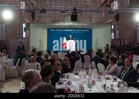 Emmanuel Macron.der französische Präsident Emmanuel Macron flankiert von dem französischen Innenminister Gerard Collomb bei einem Abendessen, das vom französischen Rat des muslimischen Glaubens (CFCM) organisiert wurde, um das Fastenbrechen des Ramadan am 21. Juni 2017 in Paris, Frankreich, zu begehen. Foto von Jacques Witt/Pool/ABACAPRESS.COM Stockfoto