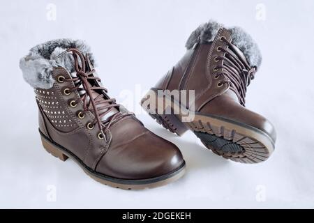 Komfortable Winter Stiefel mit Schnürung und Reißverschluss. Stockfoto