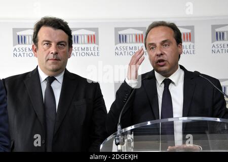 Das gewählte Parlamentsmitglied der Partei Les Republicains (LR), Thierry Solere (L), und der Vorsitzende der Partei Union der Unabhängigen Demokraten (UDI), Jean-Christophe Lagarde, halten am 21. Juni 2017 eine Pressekonferenz in der französischen Nationalversammlung in Paris, Frankreich, ab. Solere kündigte die Schaffung einer neuen parlamentarischen Gruppe an, die etwa 20 Abgeordnete der LR und 18 Abgeordnete der UDI, die sogenannten Les Republicains-Constructifs-UDI-Unabhängigen, mischte. Foto von Alain Apaydin/ABACAPRESS.COM Stockfoto