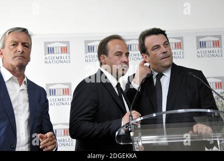 Das gewählte Parlamentsmitglied der Partei Les Republicains (LR), Thierry Solere (L), und der Vorsitzende der Partei Union der Unabhängigen Demokraten (UDI), Jean-Christophe Lagarde, halten am 21. Juni 2017 eine Pressekonferenz in der französischen Nationalversammlung in Paris, Frankreich, ab. Solere kündigte die Schaffung einer neuen parlamentarischen Gruppe an, die etwa 20 Abgeordnete der LR und 18 Abgeordnete der UDI, die sogenannten Les Republicains-Constructifs-UDI-Unabhängigen, mischte. Foto von Alain Apaydin/ABACAPRESS.COM Stockfoto