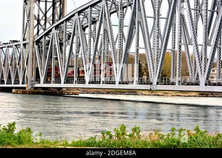 Cape cod Kanal Eisenbahnbrücke mit einem Zugübergang Stockfoto