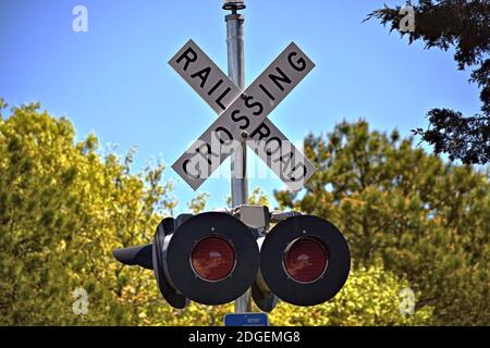 Bahnübergangsschild, um die Menschen vor Gefahren zu warnen und zu schützen Stockfoto