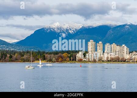 VANCOUVER, KANADA - 21. NOVEMBER 2020: wolkiger Himmel über Vancouver vom Vanier Park in British Columbia, Kanada. Stockfoto