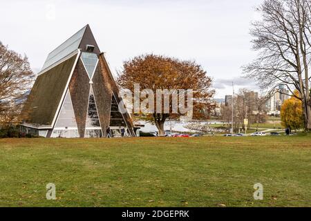 VANCOUVER, KANADA - 21. NOVEMBER 2020: Herbst in der Stadt Straßenszene Vancouver Maritime Museum. Stockfoto