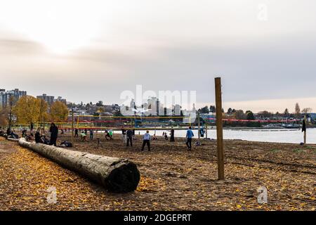 VANCOUVER, KANADA - 21. NOVEMBER 2020: Menschen spielen Beachvolleyball in kitsilano Herbsttag. Stockfoto