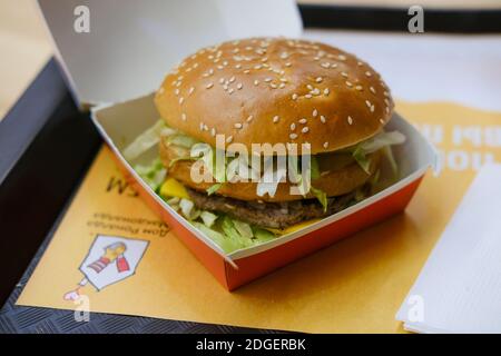 McDonalds großer mac Burger im Fast-Food-Bereich des Einkaufszentrums Stockfoto