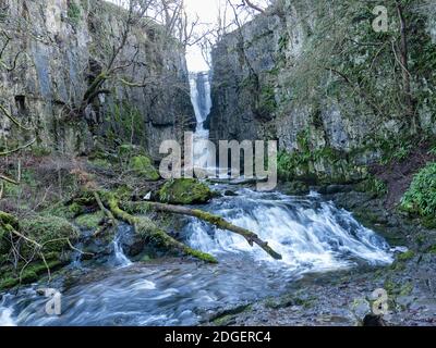 Catrigg Force kann leicht von Stainforth aus erreicht werden, indem man die Goat Scar Lane hinaufgeht. An der Spitze des Wegs, an einer Kreuzung fallen nach links, wo Stockfoto