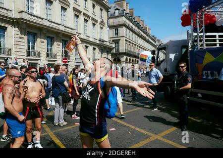 Die Menschen nehmen an der Gay Pride Parade Teil und marschieren am 24. Juni 2017 auf den Straßen von Paris. 2017 jährt sich zum 40. Mal der erste Gay Pride March in der französischen Hauptstadt. Foto von Thomas Fliche/ABACAPRESS.COM Stockfoto