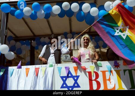 Die Menschen nehmen an der Gay Pride Parade Teil und marschieren am 24. Juni 2017 auf den Straßen von Paris. 2017 jährt sich zum 40. Mal der erste Gay Pride March in der französischen Hauptstadt. Foto von Thomas Fliche/ABACAPRESS.COM Stockfoto