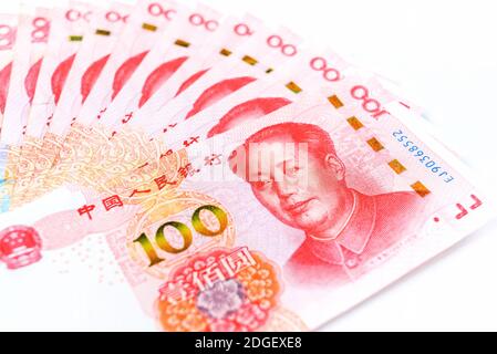 Offizielle Währung von China. Renminbi, Abkürzung RMB. Yuan Grundeinheit des Renminbi. Set von hundert Yuan aus der Nähe. Chinesisches Geld. Stockfoto