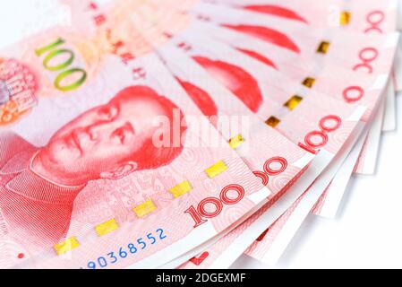 Offizielle Währung von China. Renminbi, Abkürzung RMB. Yuan Grundeinheit des Renminbi. Set von hundert Yuan aus der Nähe. Chinesisches Geld. Stockfoto