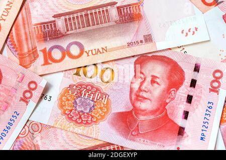 Offizielle Währung von China. Renminbi, Abkürzung RMB. Yuan Grundeinheit des Renminbi. Set von hundert Yuan aus der Nähe. Chinesisches Geld. Stockfoto