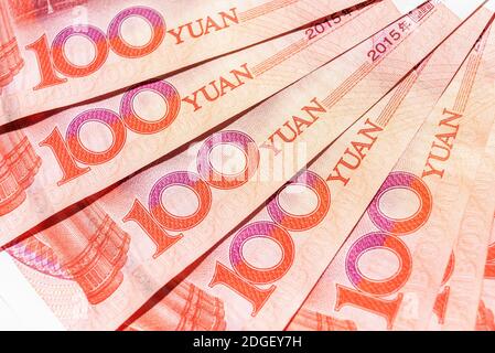 Offizielle Währung von China. Renminbi, Abkürzung RMB. Yuan Grundeinheit des Renminbi. Set von hundert Yuan aus der Nähe. Chinesisches Geld. Stockfoto