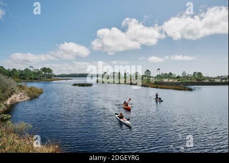 Kajak- und Paddeltouren auf dem Western Lake, einem Dünensee an der Küste im Grayton Beach State Park, in der Florida Panhandle Grafschaft von South Walton, USA. Stockfoto