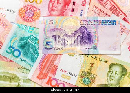 Offizielle Währung von China. Renminbi, Abkürzung RMB. Yuan Grundeinheit des Renminbi. Set von hundert Yuan aus der Nähe. Chinesisches Geld. Stockfoto