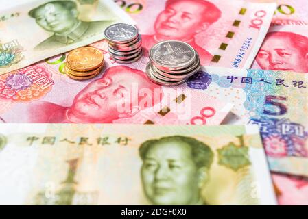 Offizielle Währung von China. Renminbi, Abkürzung RMB. Yuan Grundeinheit des Renminbi. Chinesisches Geld. Münzen und Papierrechnungen. Stockfoto