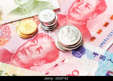 Offizielle Währung von China. Renminbi, Abkürzung RMB. Yuan Grundeinheit des Renminbi. Chinesisches Geld. Münzen und Papierrechnungen. Stockfoto