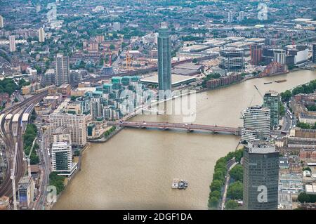 Luftaufnahme der Londoner Skysline und der Themse Aus dem Hubschrauber Stockfoto