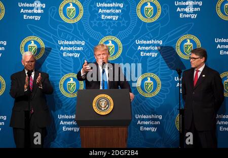 Präsident Donald Trump, verbunden von Vice President Mike Pence (L) und Energieminister Rick Perry, liefert Erläuterungen an die Entfesselung American Energy Event an der Abteilung für Energie in Washington, D.C. am 29. Juni 2017. Foto von Kevin Dietsch/UPI Stockfoto