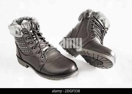 Komfortable Winter Stiefel mit Schnürung und Reißverschluss. Stockfoto