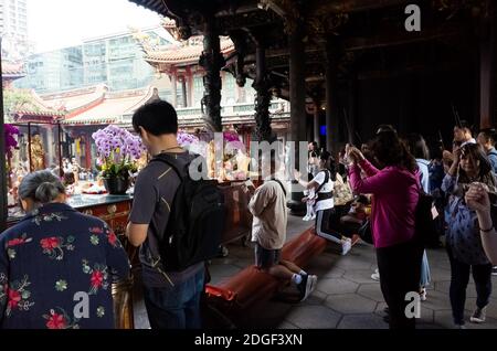 Menschen beten im Lungshan Tempel Stockfoto