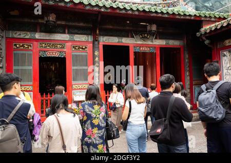 Menschen beten im Lungshan Tempel Stockfoto