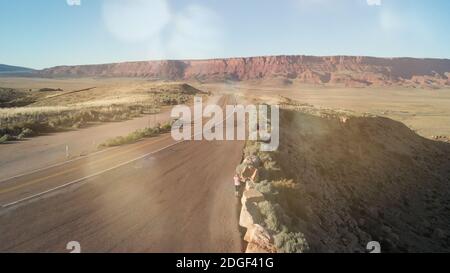 Luftaufnahme der Canyon Berge und Straße, Drohne Perspektive Stockfoto