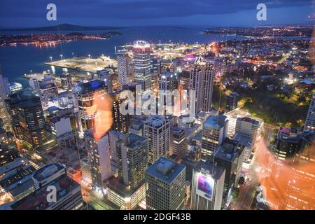 Fantastische Aussicht auf die Skyline von Auckland bei Nacht. Stadtgebäude und Wolkenkratzer, Neuseeland Stockfoto