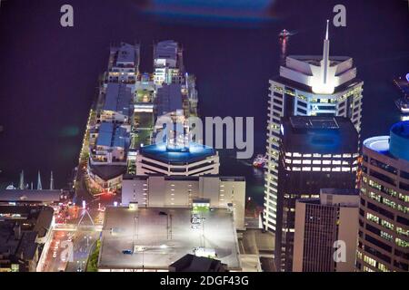 Fantastische Aussicht auf die Skyline von Auckland bei Nacht. Stadtgebäude und Wolkenkratzer, Neuseeland Stockfoto