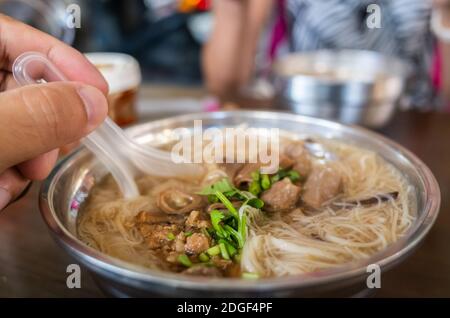 Taiwans Imbiss dünner Nudeln mit Schweinedarm Stockfoto