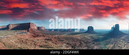 Luftpanorama des Monument Valley Szenarios bei Sonnenaufgang Stockfoto