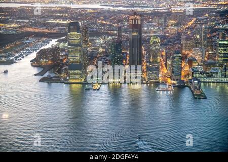 Skyline von Jersey City und Luftaufnahme des Hudson River bei Sonnenuntergang Von New York City Stockfoto