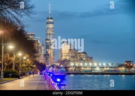 Downtown Manhattan nächtliche Skyline vom Hudson River Park. Wolkenkratzer Lichter und City Pier Stockfoto