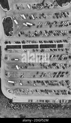 Luftpanorama von oben Blick auf Flughafen überfüllten Parkplatz voll Von Autos Stockfoto