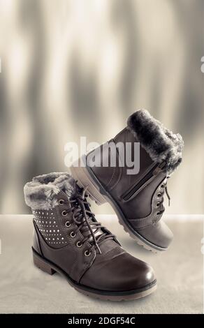 Komfortable Winter Stiefel mit Schnürung und Reißverschluss. Stockfoto