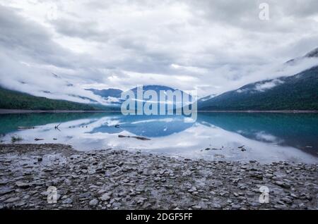 Die Berge, die sich vor dem Eklutna See in Alaska spiegeln. Stockfoto