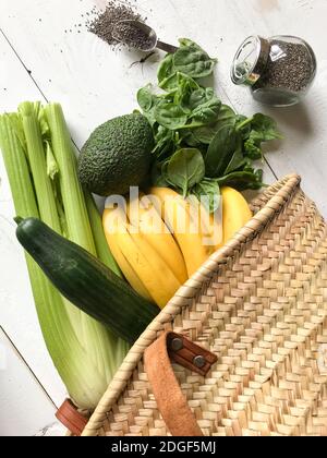 Gut gefüllte Einkaufstasche mit Obst und Gemüse Stockfoto