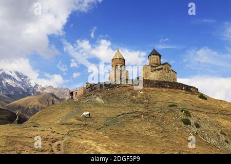 Mtskheta-Mtianeti, Kreuzkuppelkirche Zminda Sameba (Dreifaltigkeitskirche, Gergetier Dreifaltigkeitskirche, Stepantsminda, Kasbe Stockfoto