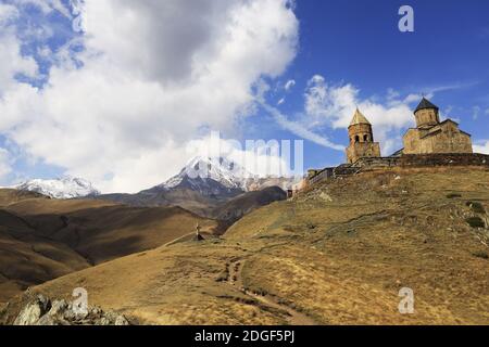 Mtskheta-Mtianeti, Kreuzkuppelkirche Zminda Sameba (Dreifaltigkeitskirche, Gergetier Dreifaltigkeitskirche, Stepantsminda, Kasbe Stockfoto