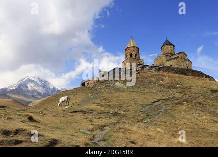 Mtskheta-Mtianeti, Kreuzkuppelkirche Zminda Sameba (Dreifaltigkeitskirche, Gergetier Dreifaltigkeitskirche, Stepantsminda, Kasbe Stockfoto