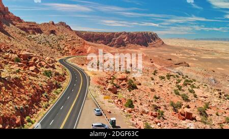 Erstaunliche Straße über den Canyon, Luftaufnahme von Drohne Stockfoto
