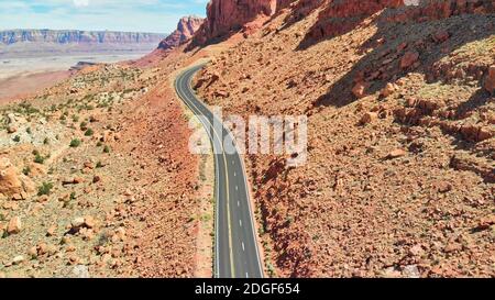 Drohne Ansicht der orangen Berglandschaft mit spärlicher Vegetation bedeckt Und kurvige Straße schaffen schöne Szenario eines National Stockfoto