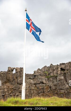 Island Flagge im Nationalpark an einem bewölkten Tag Stockfoto