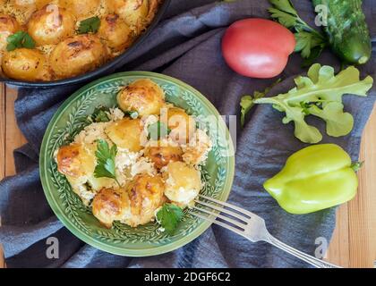 Junge Kartoffeln mit Quark sind im Ofen gebacken. Stockfoto