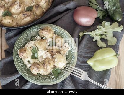 Junge Kartoffeln mit Quark sind im Ofen gebacken. Stockfoto