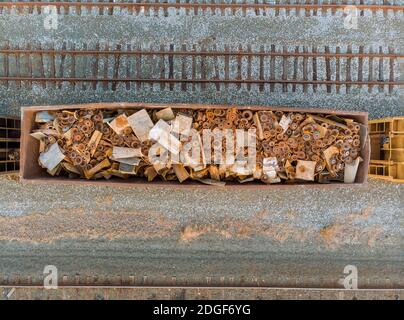 Metallschrott aus vielen Dingen in Waggons. Stockfoto