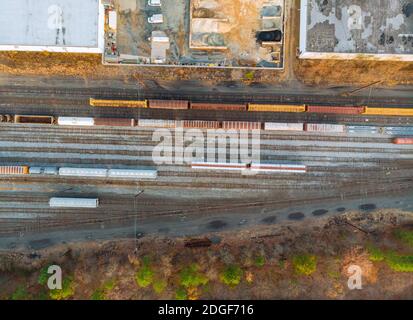 Container im Bahnhof in einem Sumpf viele Waggons und Züge Luftbild. Stockfoto