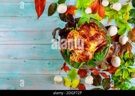 Thanksgiving Dinner mit truthahn, Apfelkuchen, Kürbis. Stockfoto