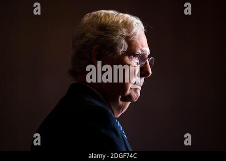Washington, DC, USA. Dezember 2020. Der Mehrheitsführer des US-Senats Mitch McConnell (Republikaner von Kentucky) spricht nach dem wöchentlichen republikanischen Senatsessen im US-Kapitol in Washington, DC, USA, am 08. Dezember 2020 zu den Medien.Quelle: Jim LoScalzo/Pool via CNP Quelle: dpa/Alamy Live News Stockfoto